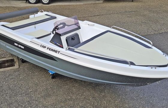 B2 Marine Cap Ferret 135 Open + Mercury 8 EFI