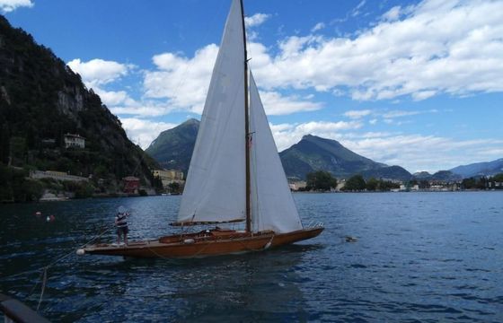 AL Custom Classic wooden boat