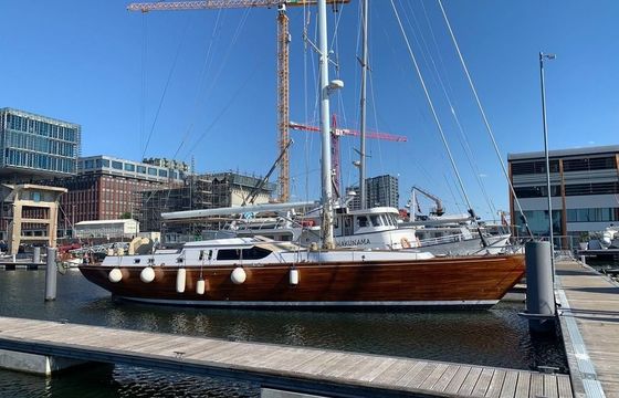 Lagoon Royal Pilot Saloon 65