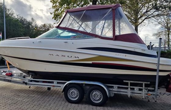 Maxum 2300SC Docking