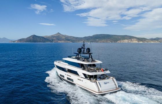 Ferretti Custom Line Navetta 33