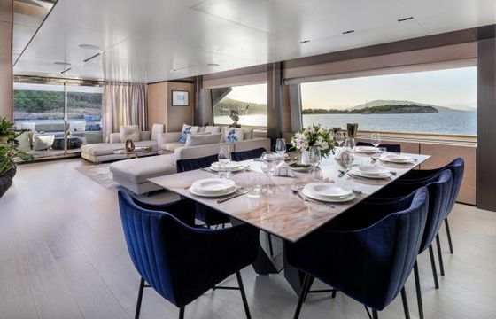Ferretti Custom Line Navetta 33