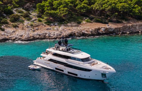 Ferretti Custom Line Navetta 33