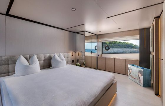 Ferretti Custom Line Navetta 33
