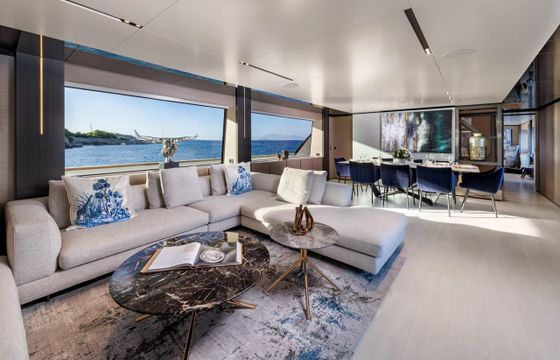 Ferretti Custom Line Navetta 33