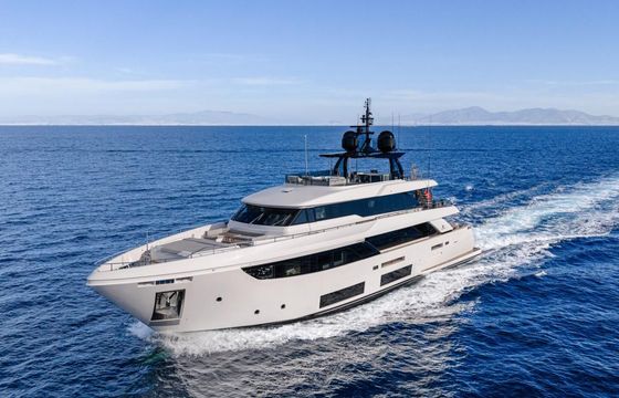 Ferretti Custom Line Navetta 33