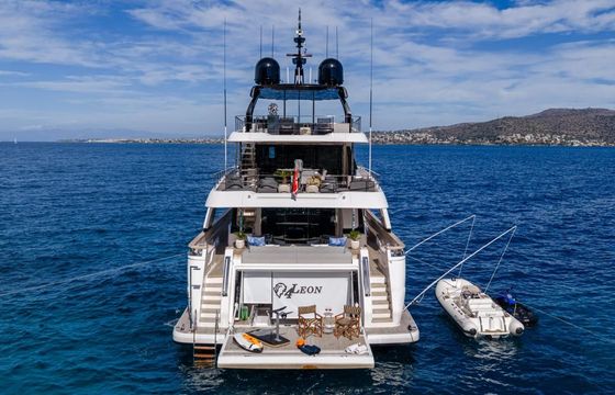 Ferretti Custom Line Navetta 33