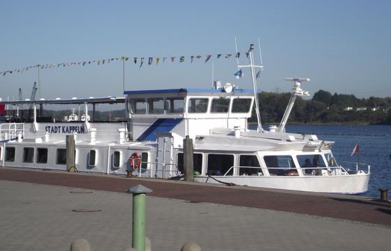 Fahrgastschiff / Hausboot