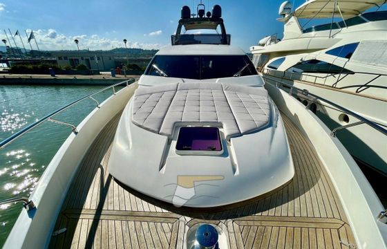 Ferretti 700