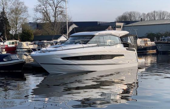 Jeanneau NC37 met slechts 87 uur!