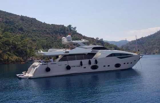Ferretti Custom Line 100