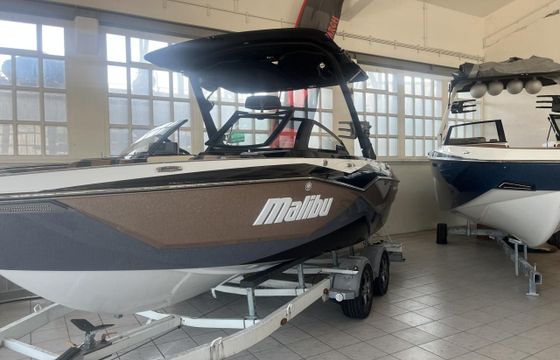 Malibu 22 LSV End of Season Deal
