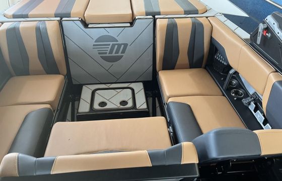 Malibu 22 LSV End of Season Deal