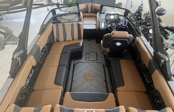 Malibu 22 LSV End of Season Deal