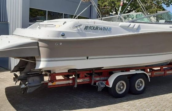 Four Winns Horizon 28 Bowrider
