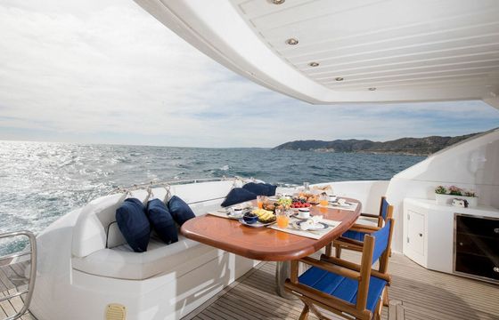 Motor yacht Sunseeker Manhattan 66 | TAPIA BAY 1100hp