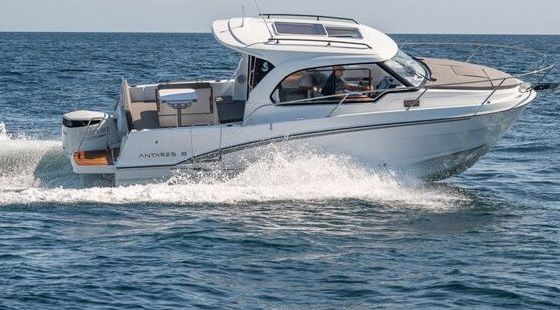 Motorboat Beneteau Antares 8