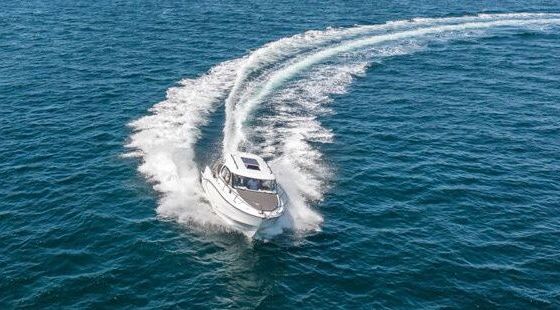 Motorboat Beneteau Antares 8