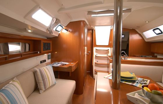 Sailboat Beneteau Oceanis 34 10m