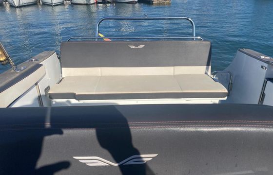 Motorboat Beneteau Flyer 8.8 500hp