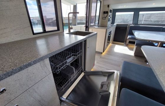 Catamaran Luna 47 Power 14m