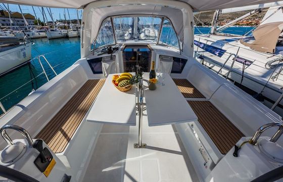 Sailboat BENETEAU OCEANIS 38.1 11.5m