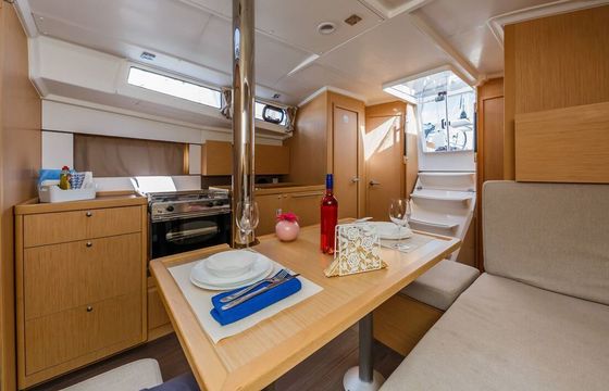 Sailboat BENETEAU OCEANIS 38.1 11.5m
