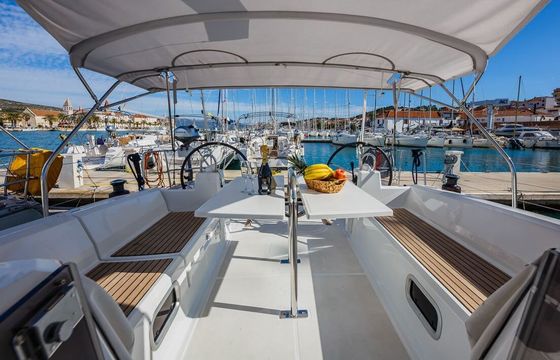 Sailboat BENETEAU OCEANIS 38.1 11.5m