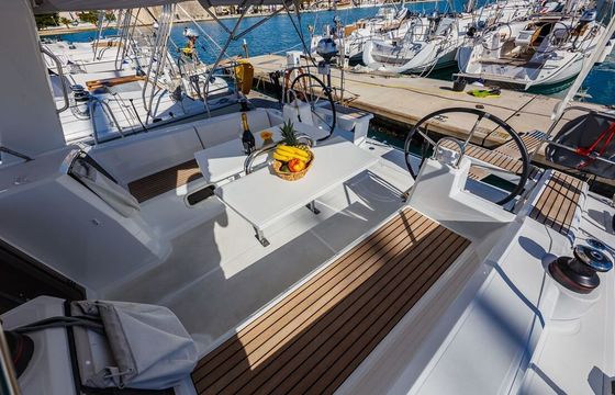 Sailboat BENETEAU OCEANIS 38.1 11.5m