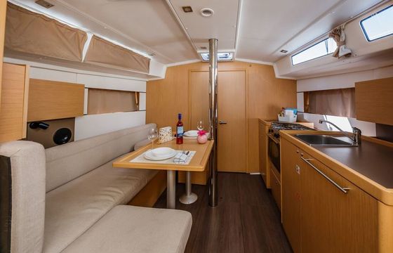 Sailboat BENETEAU OCEANIS 38.1 11.5m