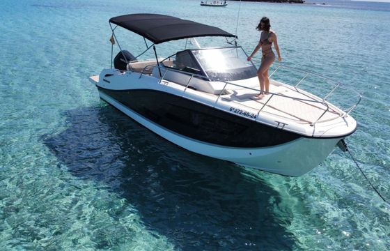 Motorboat Quicksilver 875 sundeck 350hp