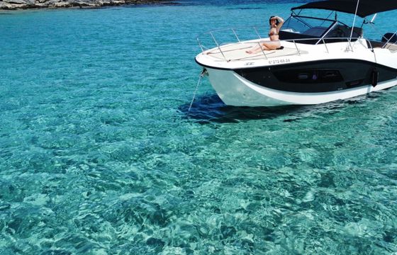Motorboat Quicksilver 875 sundeck 350hp