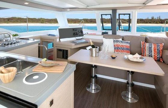 Catamaran Fountaine Pajot Lucia 40 11.73m