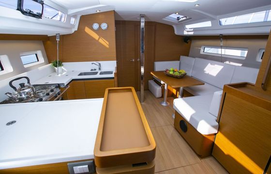 Sailboat Jeanneau Sun Odyssey 440 13.39m