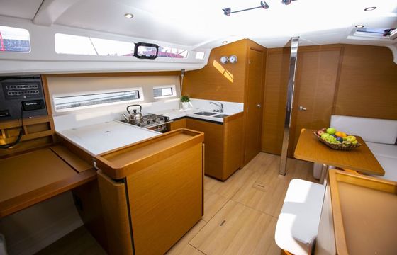 Sailboat Jeanneau Sun Odyssey 440 13.39m