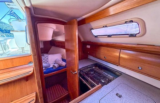 Sailboat Bavaria Cruiser 32 10m