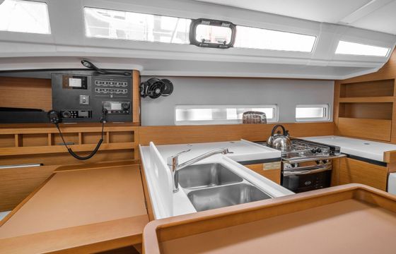 Sailboat Jeanneau Sun Odyssey 410 12.35m