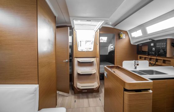 Sailboat Jeanneau Sun Odyssey 410 12.35m