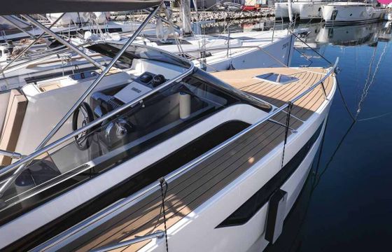Motorboat NUVA M9 CABIN 350hp