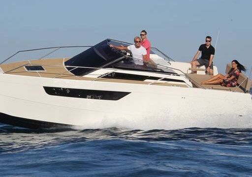 Motorboat NUVA M9 CABIN 350hp