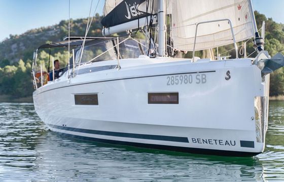 Sailboat Bénéteau Oceanis 37.1 11m