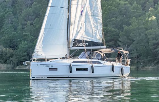 Sailboat Bénéteau Oceanis 37.1 11m