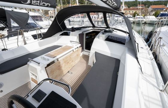 Sailboat Bénéteau Oceanis 37.1 11m
