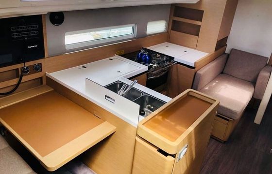Sailboat Jeanneau Sun Odyssey 410 12.3m