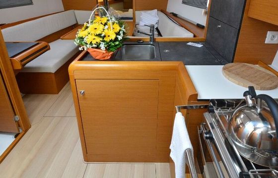 Sailboat JEANNEAU SUN ODYSSEY 349 10.34m