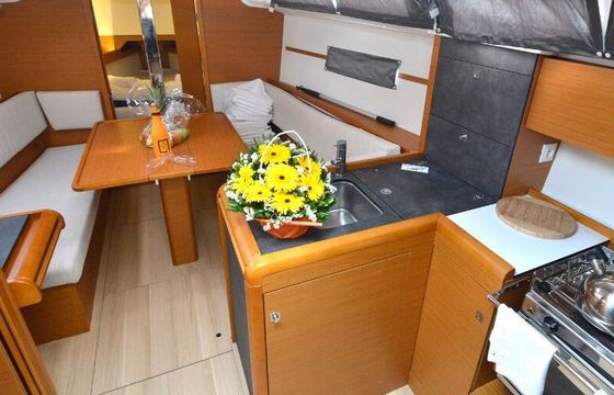 Sailboat JEANNEAU SUN ODYSSEY 349 10.34m