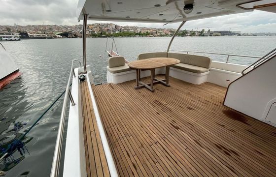 Motor yacht custom 2005 360hp