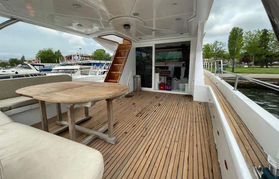 Motor yacht custom 2005 360hp
