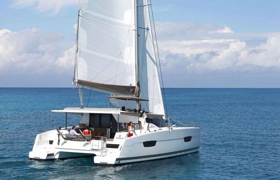Catamaran Fountaine Pajot Lucia 40 11m
