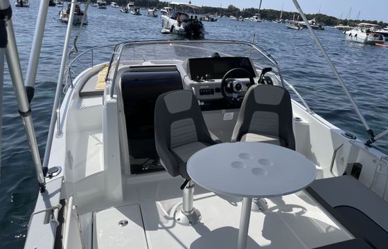 Motorboat Jeanneau Cap Camarat 6.5 WA 200hp